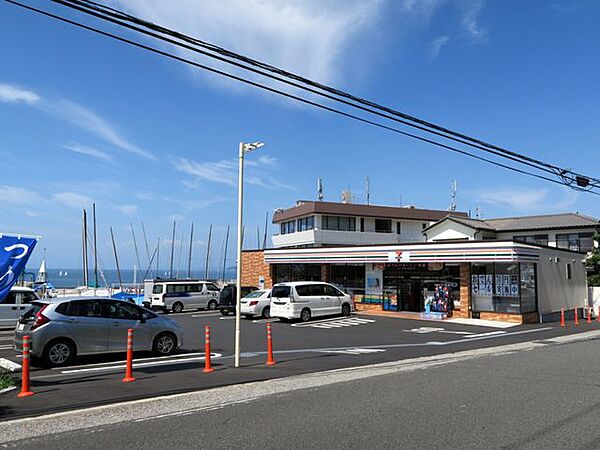 セブンイレブン葉山マリーナ店 徒歩11分。 880m