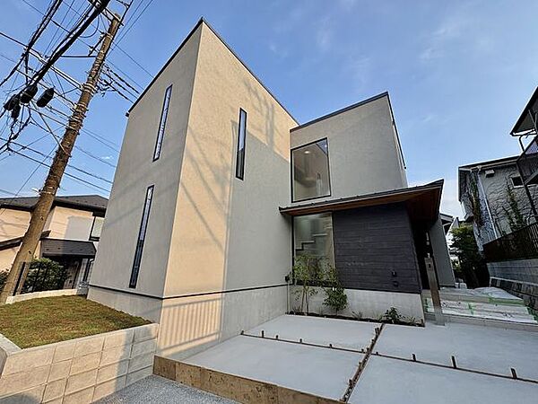 葉山デザイナーズ住宅！カースペースは2台分。