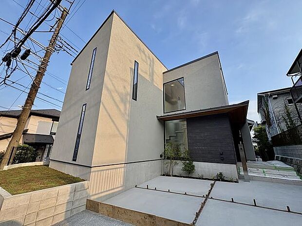 葉山デザイナーズ住宅!カースペースは2台分。