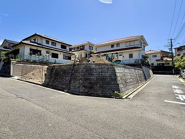 開放的な角地に面しています。