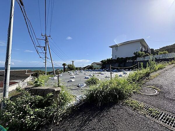 開放感あふれる角地ロケーション。高台のためプライバシ―も保たれます。