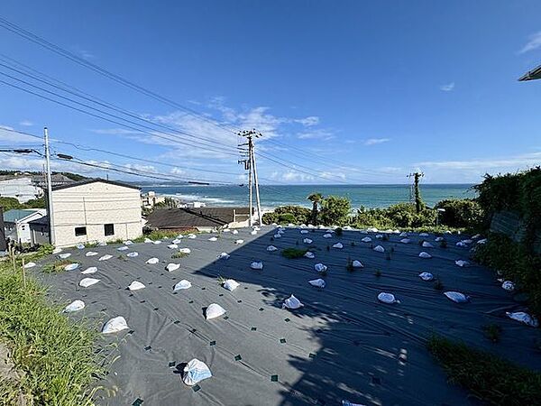 遮るものの少ない見晴らしの良さ。湘南の風と光をたっぷり受ける立地。