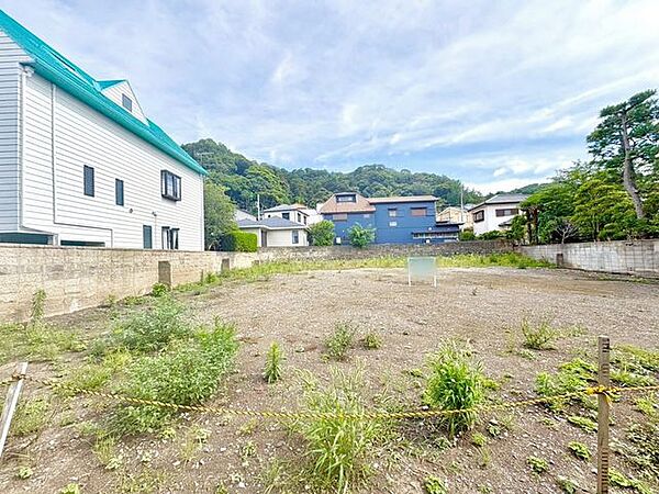 北側約6.1mの広々とした公道に接道。車の出し入れもスムーズです。