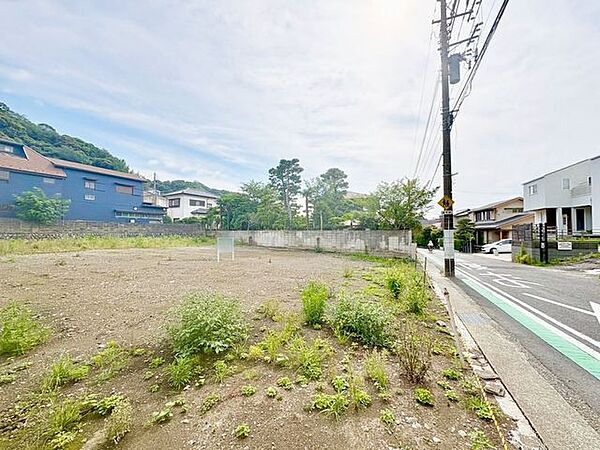 空が広く感じられる、陽当たり・通風に優れた敷地環境。