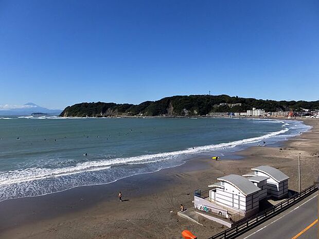逗子海水浴場まで車で27分 約9.1km毎年花火大会も開催されます。