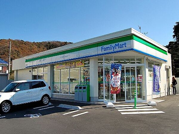 ファミリーマート逗子渚橋店 徒歩16分。 1240m