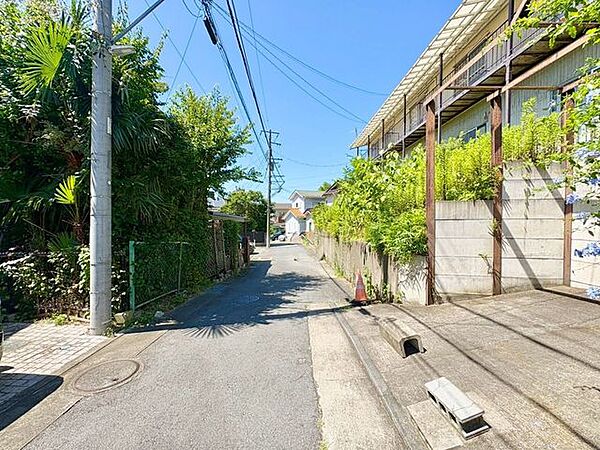車の通りも少ない落ち着いた環境です。通学も安心ですね♪