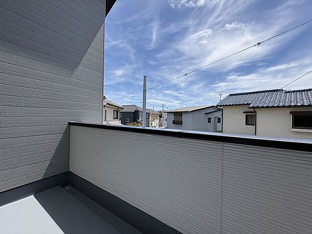 外からの視線を気にせず、光と風がたっぷり入るバルコニーです☆
