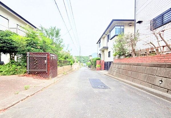 南西側道路に面しており陽当たりが良く開放的。