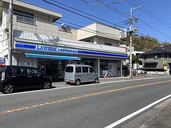 ローソン・スリーエフ　横須賀鴨居店 徒歩13分。 1000m