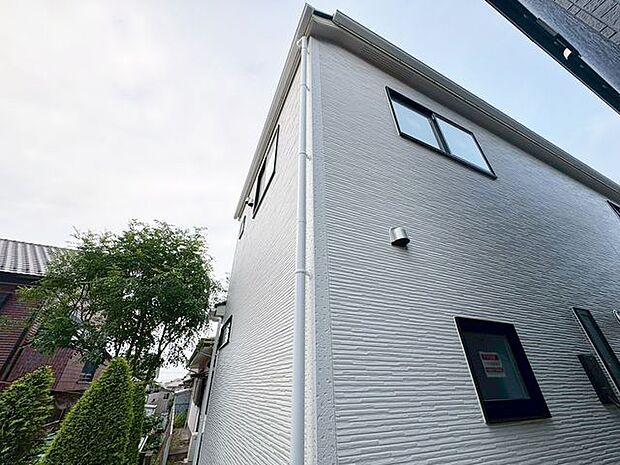 空が広く感じる第一種低層エリアの新築戸建です。