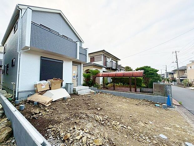 前面6.0m道路で車2台も楽々駐車!