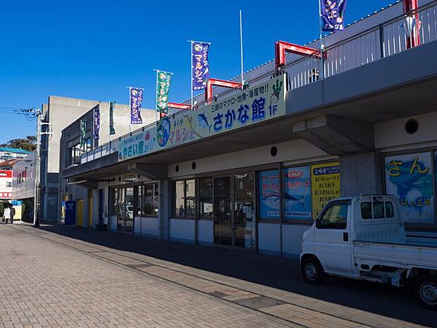 うらりマルシェで三浦野菜を手に入れたら、食べ歩きしながら海を眺めてひと休み。 車で42分 約27.0km