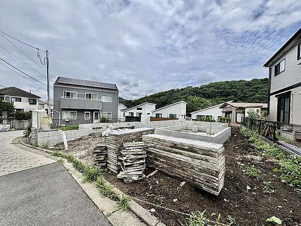 基礎工事が進む現地。背景には葉山らしい豊かな緑が広がります。