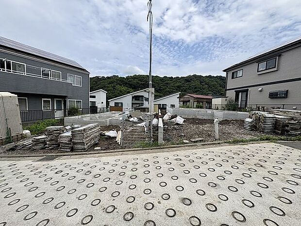 南西側公道に接道。前面はすっきりと舗装された安心の道路環境です。