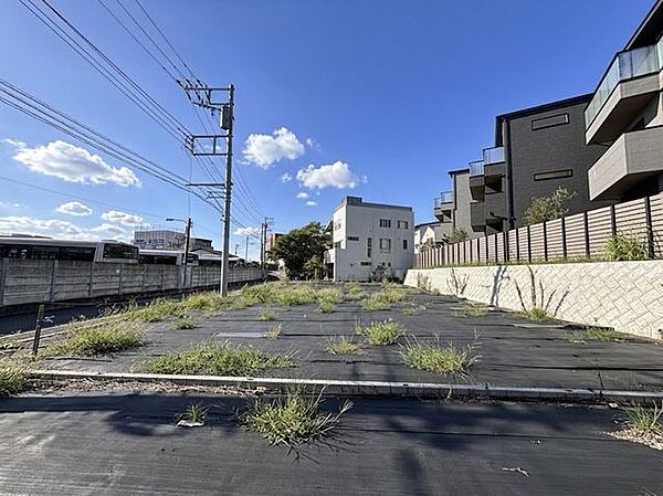 青空が映える陽当りと抜け感のある開放的な現地環境