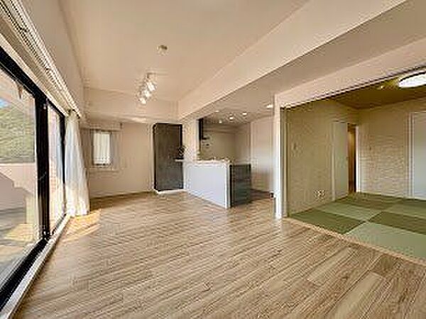 視線が抜けやすく、家族が自然と集まりやすい広々とした空間ですね☆