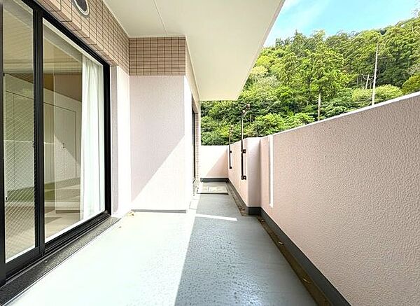 広々とした西向きのバルコニー