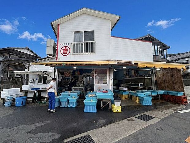 地元で大人気、新鮮な活魚が買える『丸吉商店』まで徒歩10分 750m