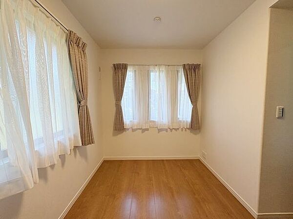 こじんまりとしたお部屋は子供部屋にいかがでしょう？