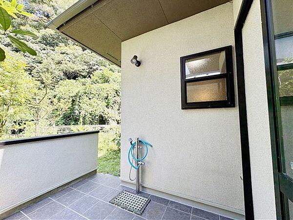 外構には水栓付き。ペットの足洗いなどに活躍します。