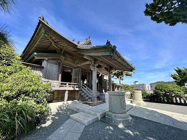 森戸神社まで車で19分 約7.7km美しい海を近くに感じながら参拝することができます。