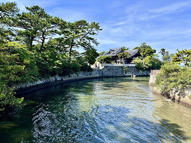 おとなりの葉山エリアへ足を伸ばすと森戸神社など風情ある風景が。(車で16分 約7.7km)