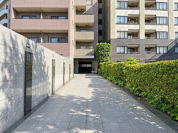 エントランスまでのアプローチ。