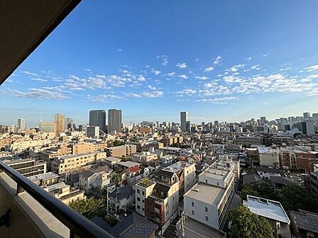 時間帯によって見せる景色が変わります。