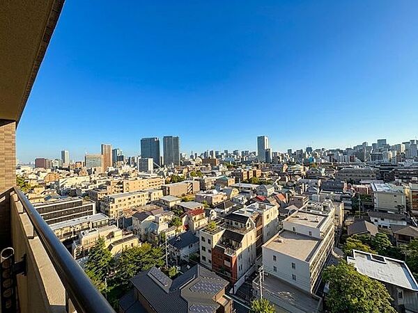 朝には広い空、夕方から夜にかけては東京らしい煌めく夜景を。
