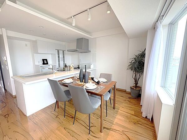 陽光が差し込む、明るく開放的なダイニング。※家具、照明、観葉植物、雑貨等は販売価格には含まれておりません。