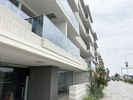 洗練された佇まいが印象的な、上質感漂う外観です。