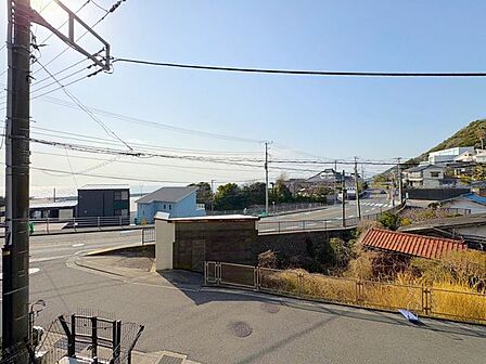 視線の先には水平線と青空が広がります。