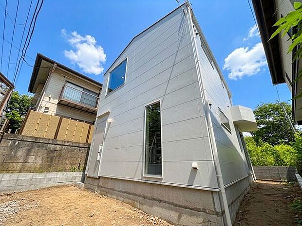 プライバシーに配慮したシンプルモダンな外観デザイン