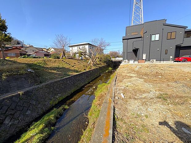 裏側には小川が流れています。