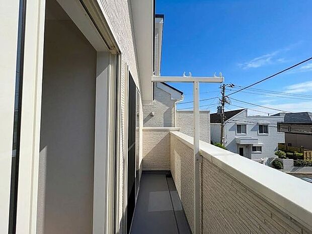 2部屋続く、使い勝手の良いワイドバルコニー