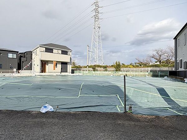 東側も建物がないので日当たり良好です。
