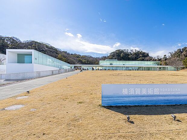 休日はドライブがてら感性を満たしに横須賀美術館へ車で21分 約13.7km