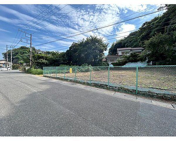 前面道路も広々で開放的