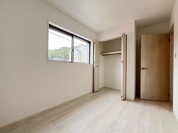 窓から差し込む光が、未来への道しるべみたいに床を照らしそうですね