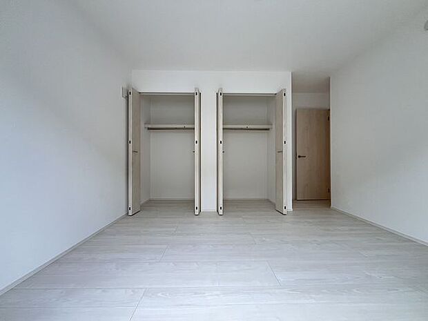 収納スペースもたっぷりな広々とした居室