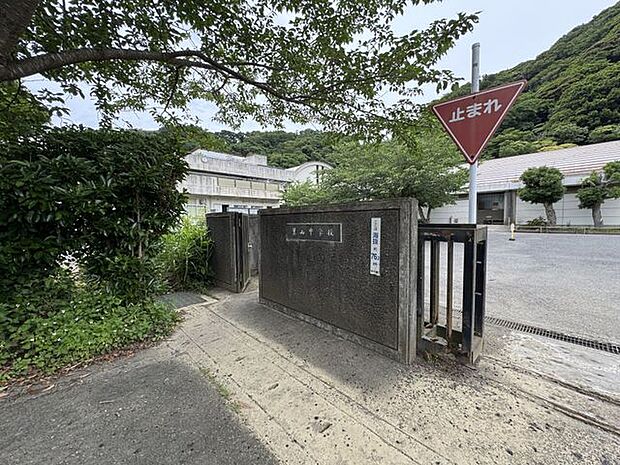 葉山中学校 徒歩166分。 13210m