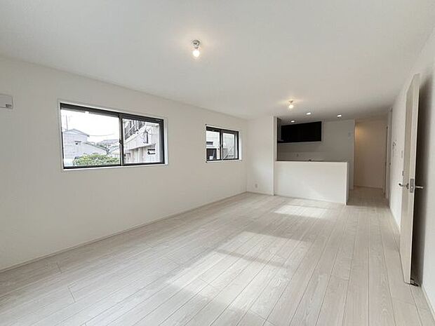 柔らかな陽射しが床を輝かせる陽当たりですね。