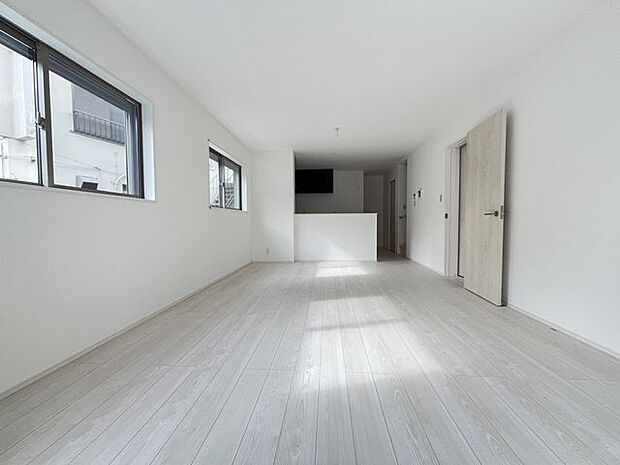 リビングに満ちた光が、心の奥まであたためてくれそうですね。