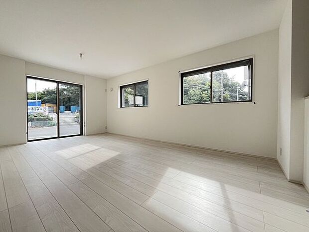 差し込む光が、家具ひとつひとつを静かに輝かせますね。