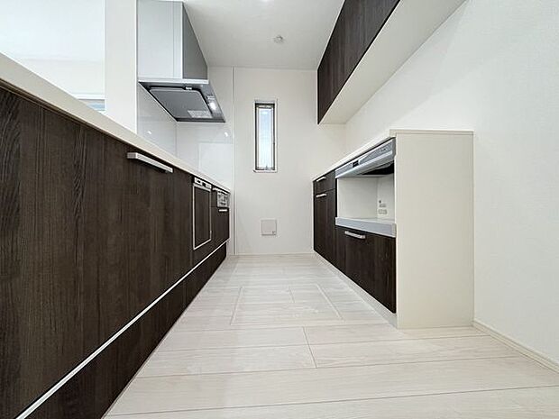 清潔感と使いやすさを両立した、暮らしに寄り添うキッチン