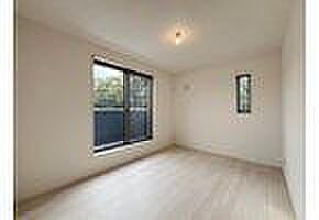 窓から差し込むやわらかな光に包まれる、心地よいプライベート空間