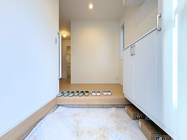 わが家への帰りを出迎える玄関ホール。