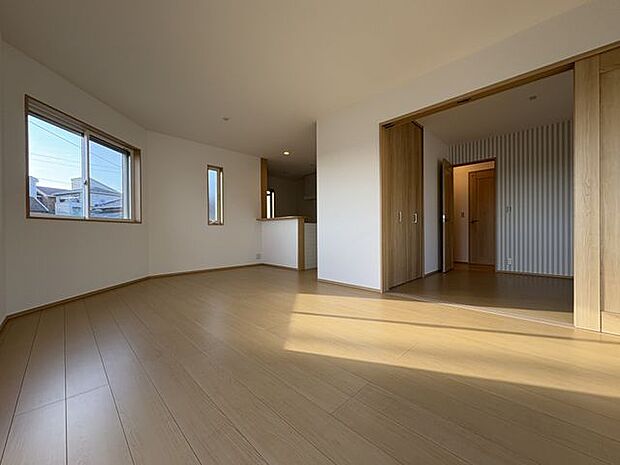 リビングに満ちた光が、心の奥まであたためてくれそうですね。