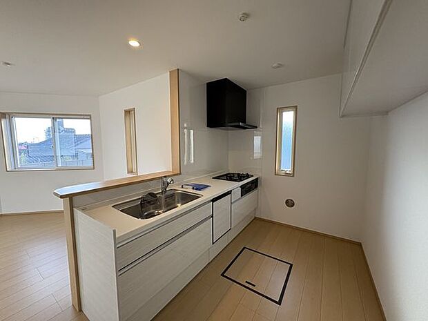 家族の会話が弾む、明るいキッチン